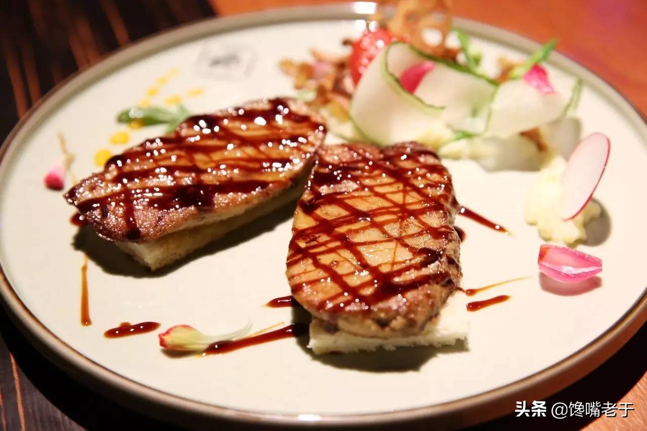 鹅肝制作方法：三大珍馐之一的美味烹饪技巧