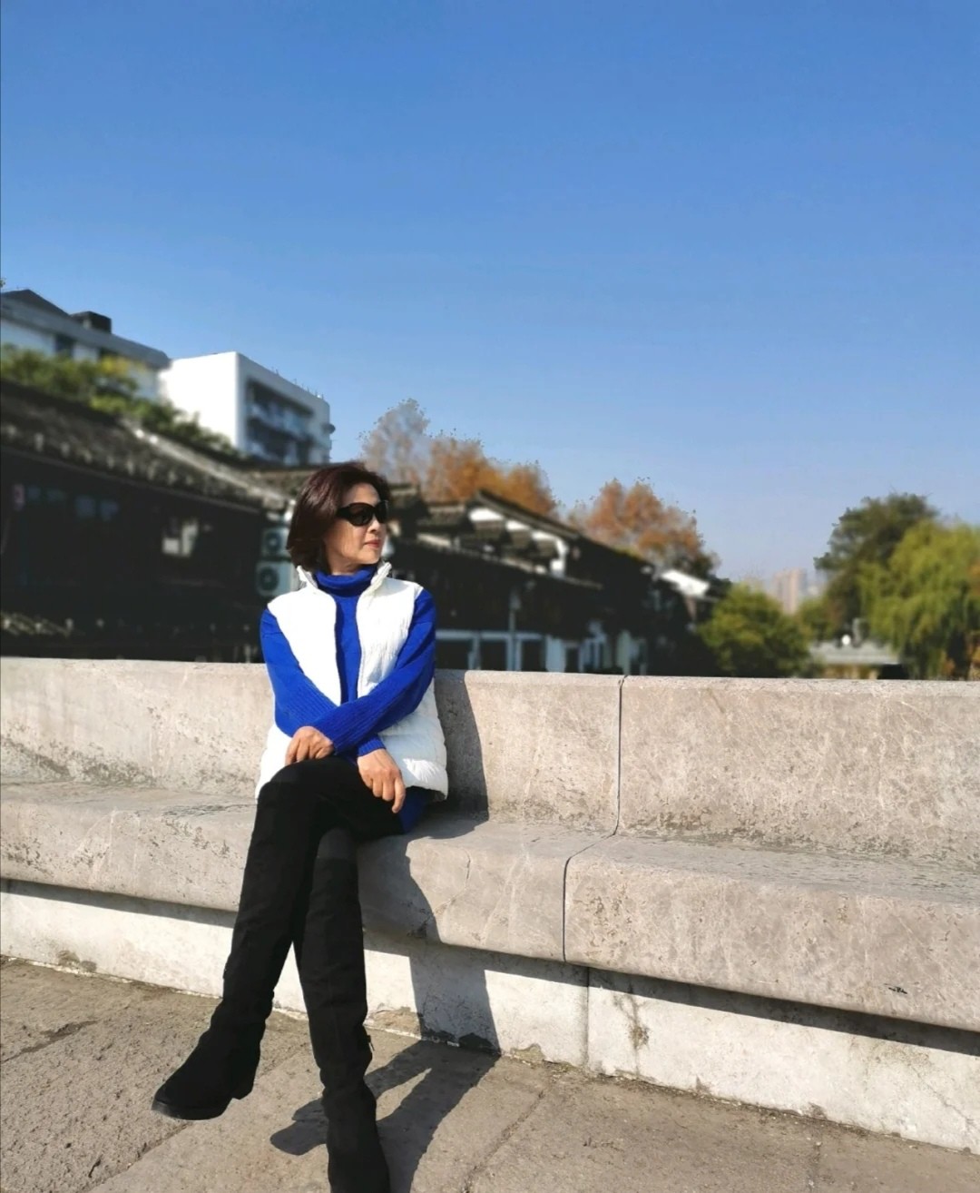 既然已经老气，那就从容面对，不装嫩不做作，穿出优雅搭出时尚感