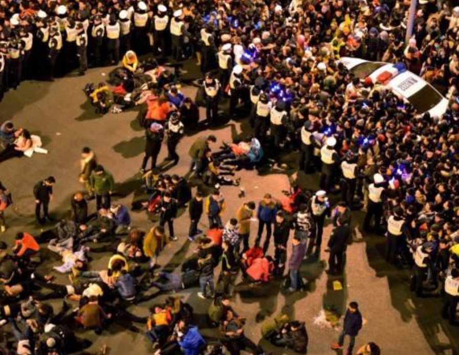 回顾2014年上海外滩踩踏事故：36人遇难，家属获80万赔偿，11名干部被处分
