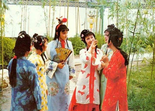 红楼无处不飞花，心静如水赏芳华