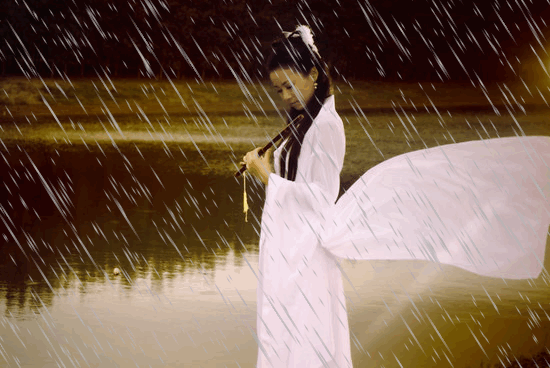 江南水乡，碧波荡漾间乌篷船轻摇，白墙黛瓦倒映水中，烟雨朦胧中尽显诗情画意。