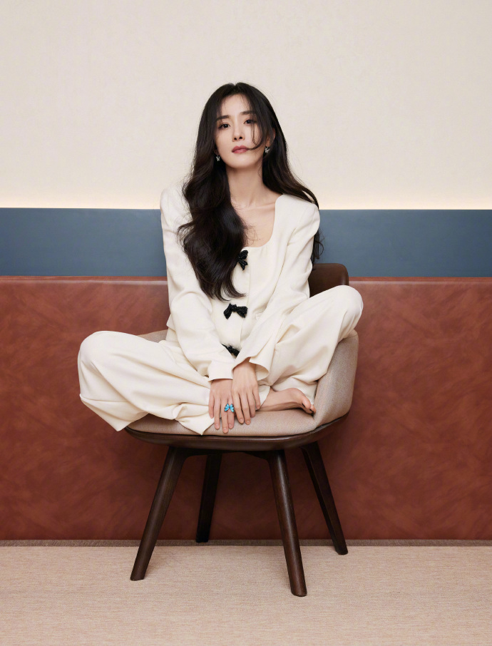 杨幂光脚丫拍美照,穿一身白温柔又甜美,但宽裤腿仍彰显出气场