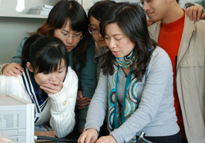 在职教师工资条走红，各地区教师晒出实际收入后，网友们不能接受