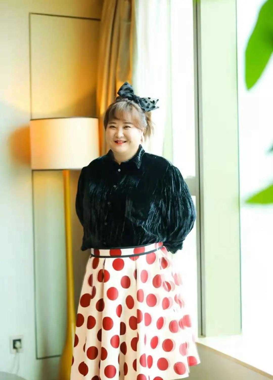 在路人镜头下的贾玲太胖了,穿运动服看着有180斤,真该减肥了