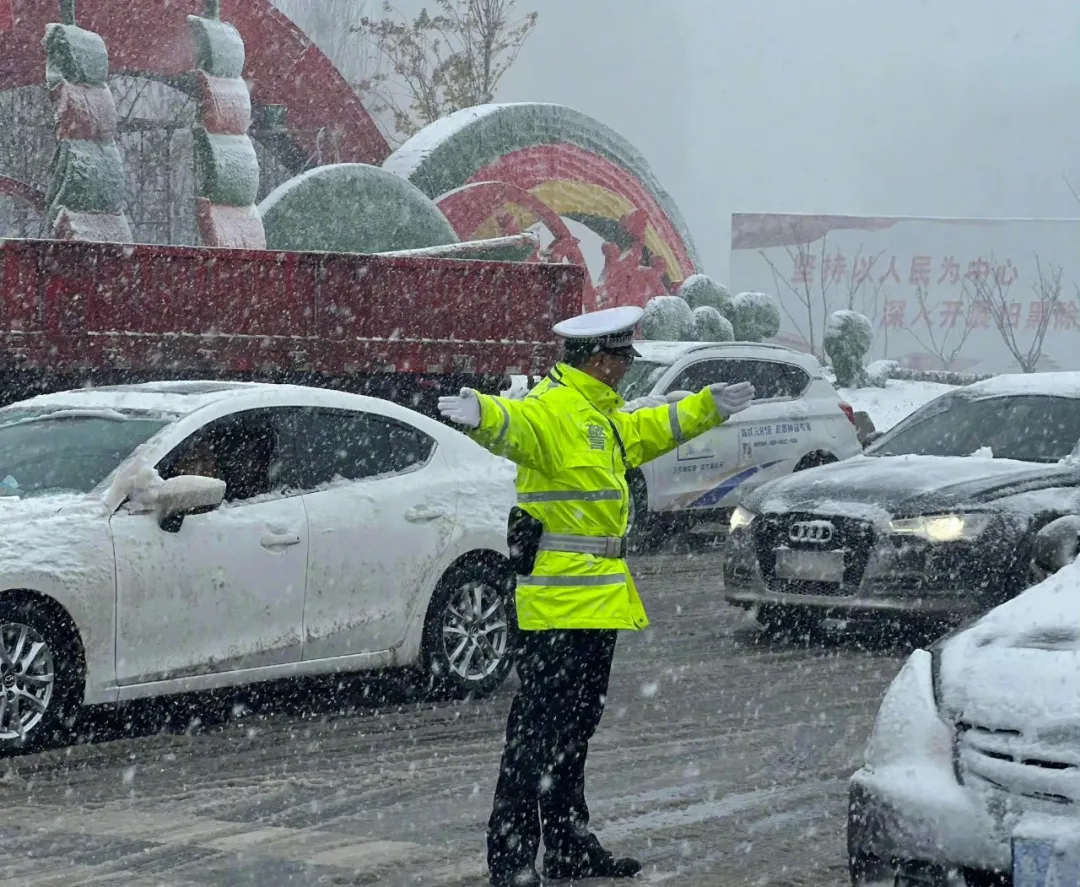 雨雪中的守护：济南公安化身成为风雪中的最美警色