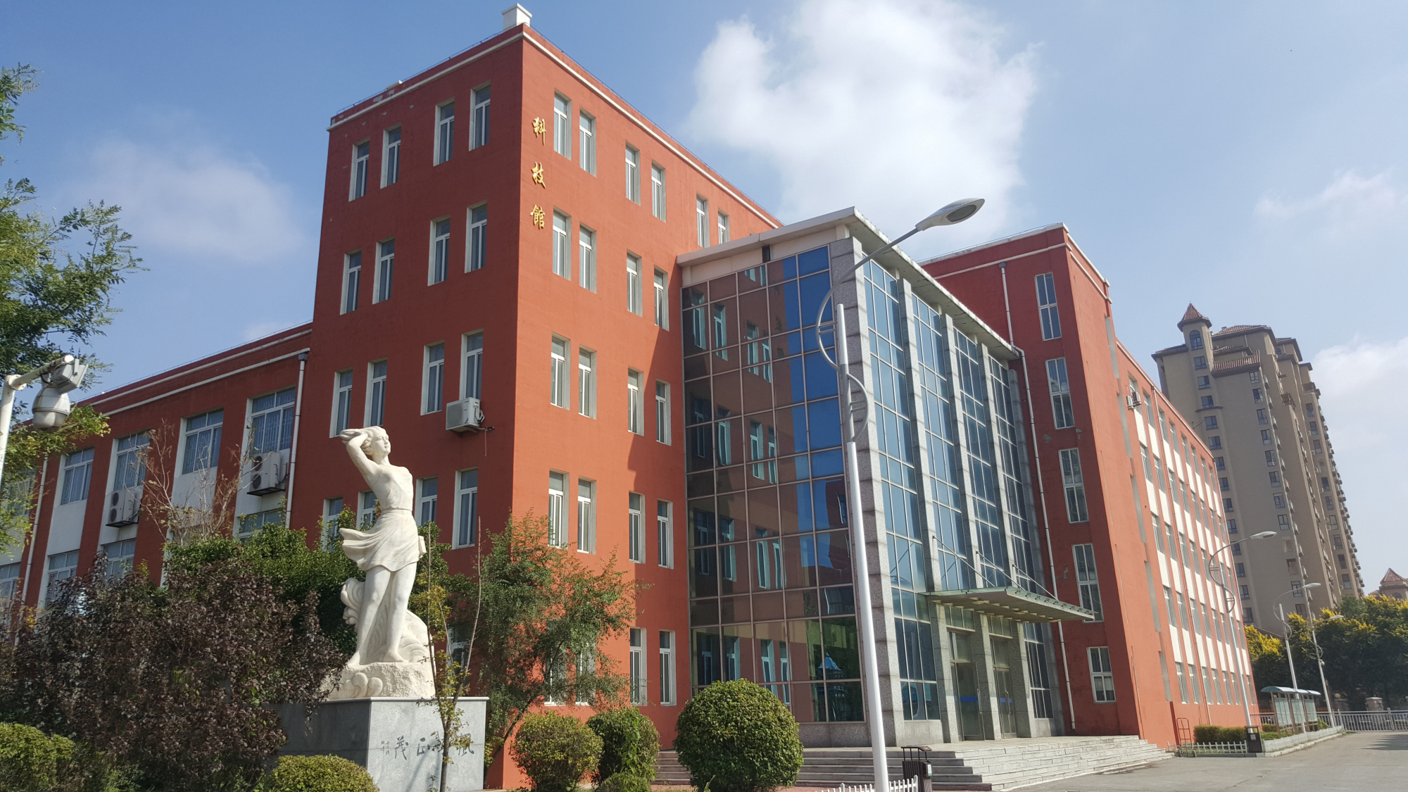 鞍山最好的三所高中，鞍山一中遥遥领先，连续包揽市文理状元