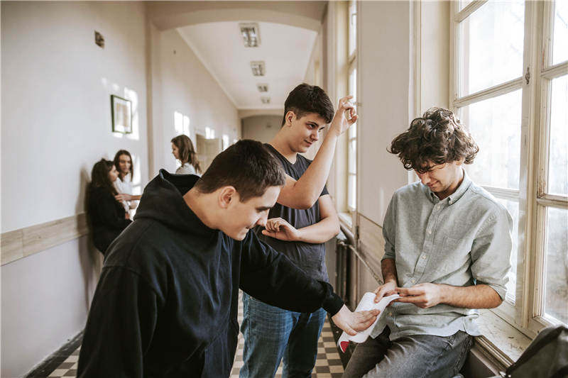 同样不好的环境，为什么有的少年会深陷违法犯罪，而有的少年却能跳脱出来，自我实现？