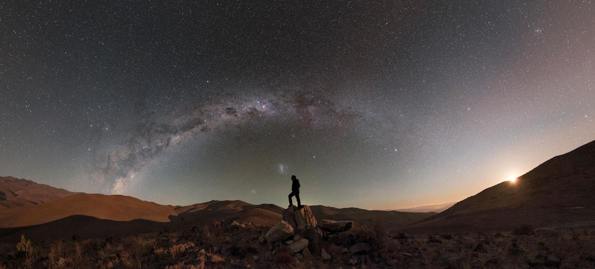 冰岛斯科加瀑布和繁星点点的天空.你可以看到猎户座和天马座.