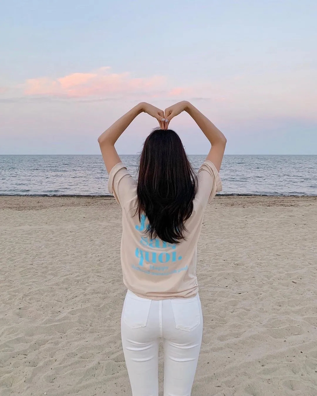 女生日常拍美照,解锁正确的手部姿势,人像拍摄更好看