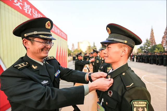 新兵授衔仪式与连队分配流程详解