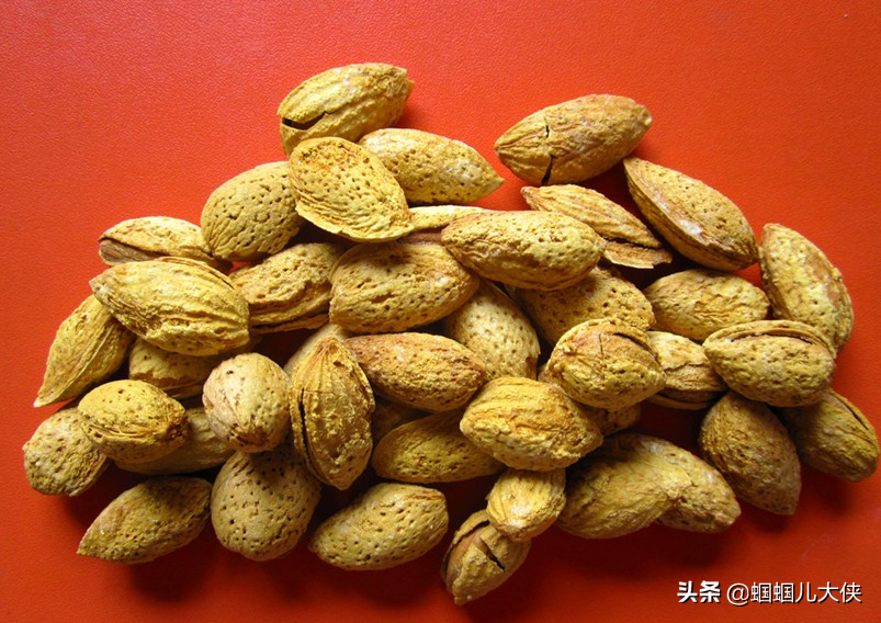 巴旦杏不是杏,而是桃属中扁桃亚属的植物,巴旦杏果小,扁圆,果肉干涩无