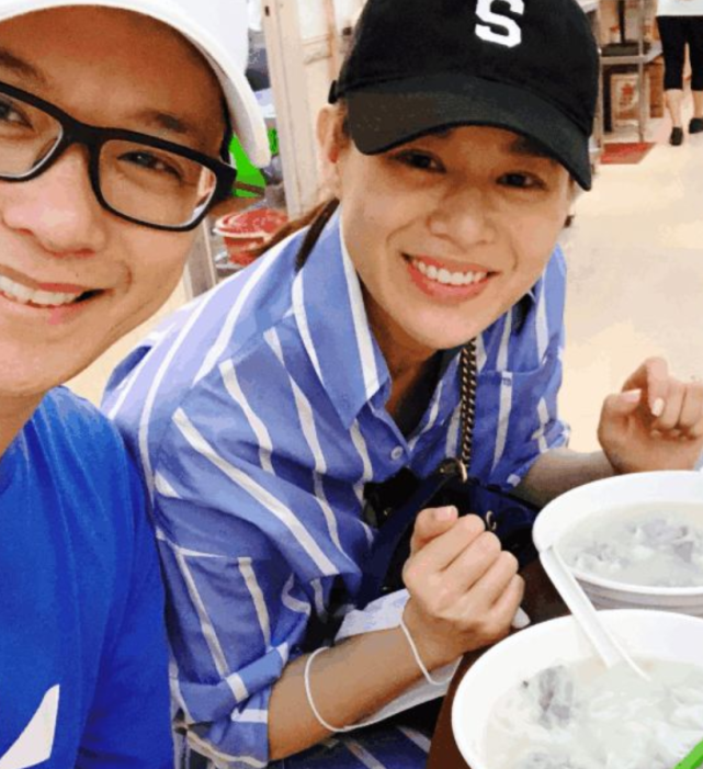 李乘德夫妇共度周末！两人吃路边摊超接地气，41岁胡杏儿素颜显老