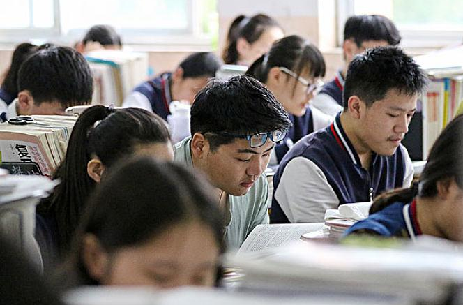 高考生迎来“坏消息”，考试难度增大、复读空间缩小，学生为难