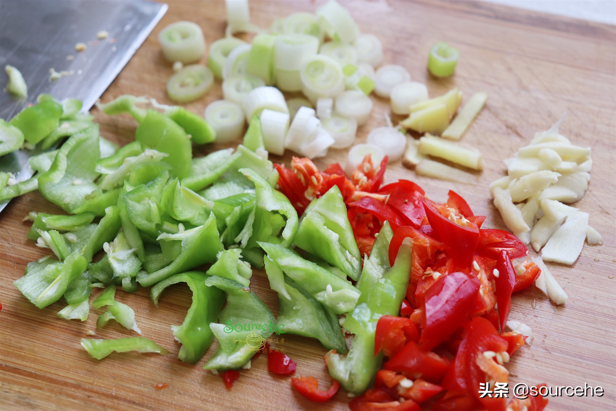 五花肉和土豆是天生一对，简单炖一炖，香飘四溢，入口即化