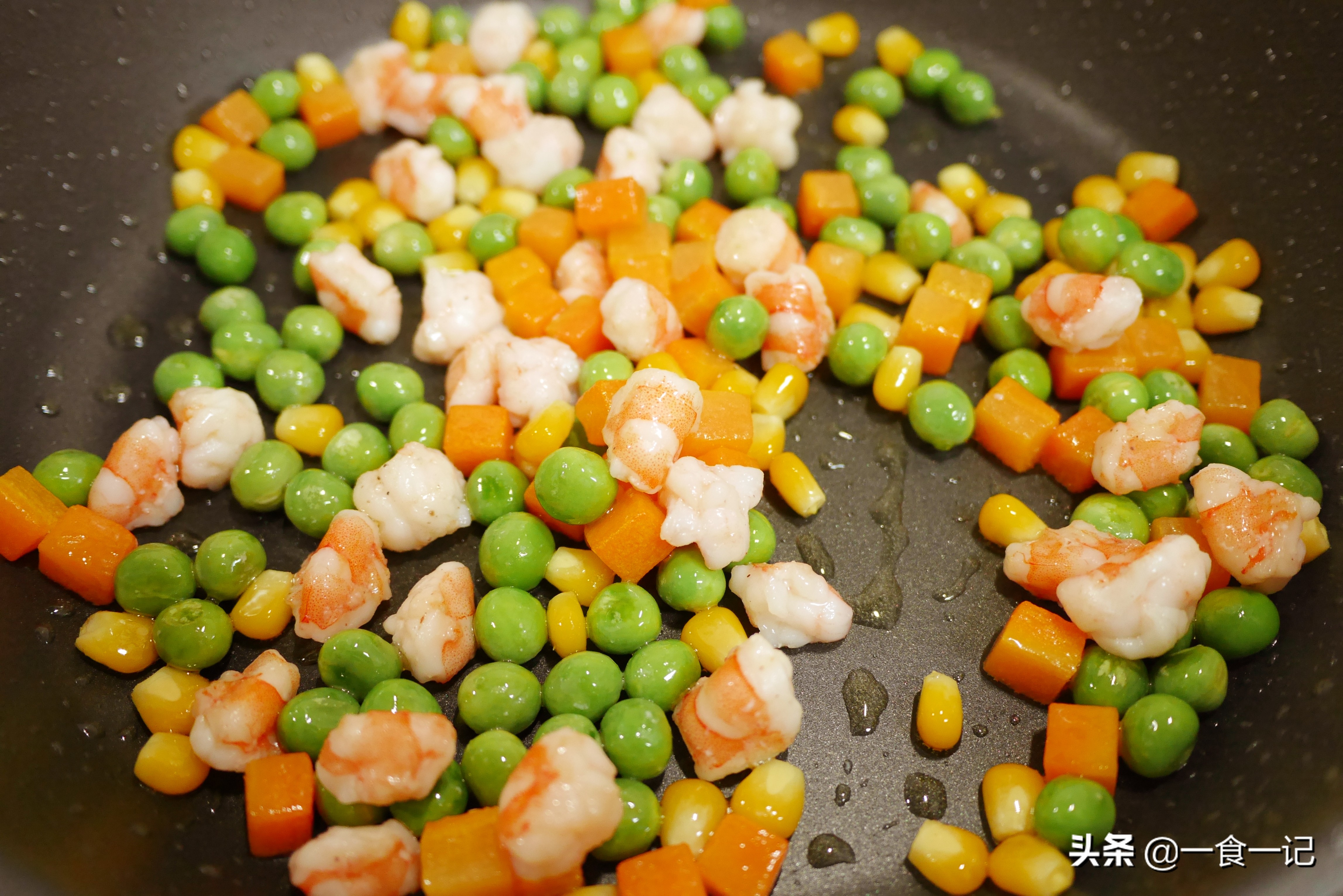 简单又好吃的豌豆炒虾仁，营养丰富口感佳，做给孩子吃再好不过