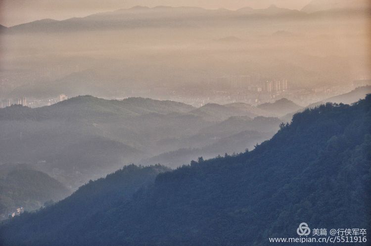 玉壶峰下松涛起，天界佛国掸尘埃！走遍千山万岭，唯天门山独有