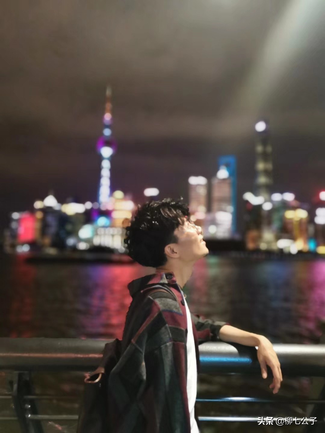 愿有人与你共黄昏，有人问你粥可温；愿你的眼里有星辰和大海