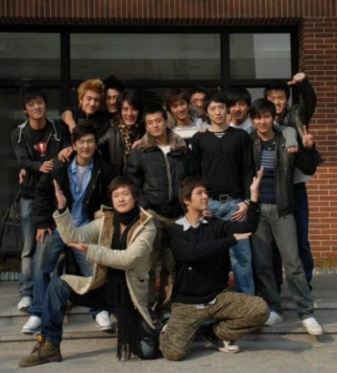 林更新回母校凡尔赛，同学就走红他一个，校友还有一个是被骂红的