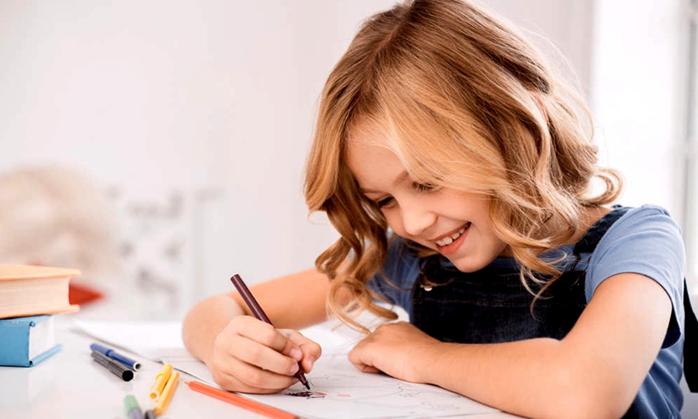 凡有生客进来,鹅必然厉声叫嚣;甚至篱笆外有人走路,它也要引吭大叫,不