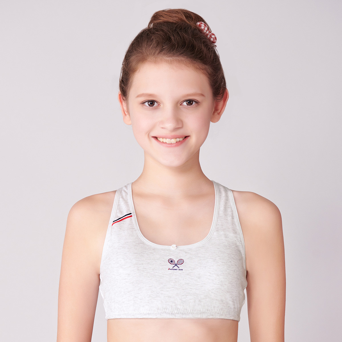 只穿了一件宽松的外衣,她自己并没有多想,到了学校却引来同学窃窃私语