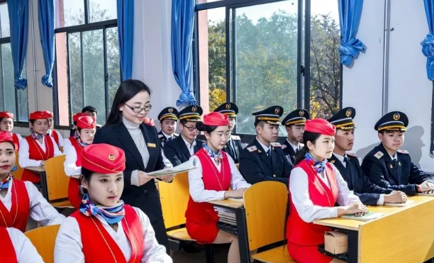 毕业后想进入铁路局，4所交通类大学不要错过，就业率高待遇好