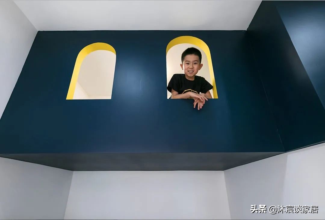 她重新装修房子，餐厨一体化后全屋开阔敞亮，室内复古浪漫很大方