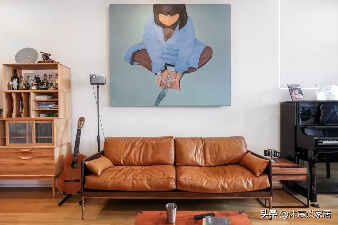 她重新装修房子，餐厨一体化后全屋开阔敞亮，室内复古浪漫很大方