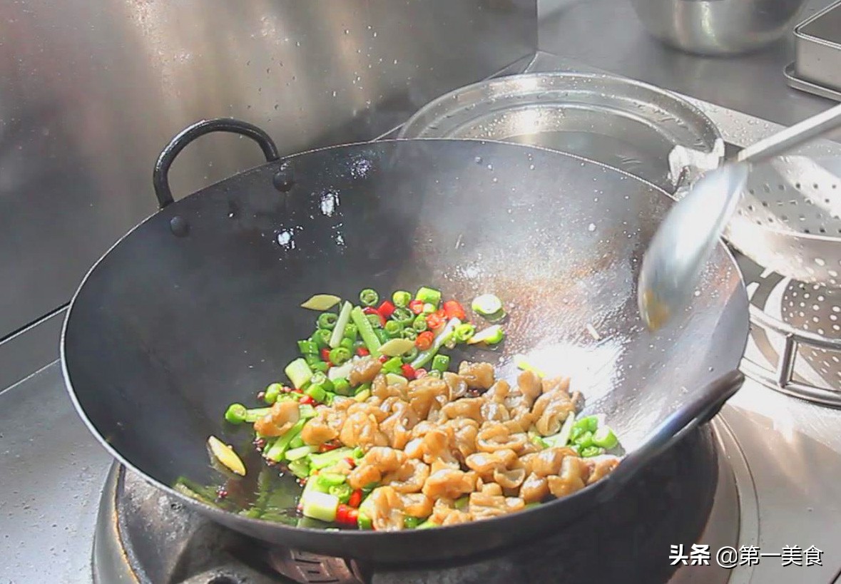 干锅肥肠掌握这个技巧，肥肠鲜香酥脆，不老不嫩，连吃两碗米饭