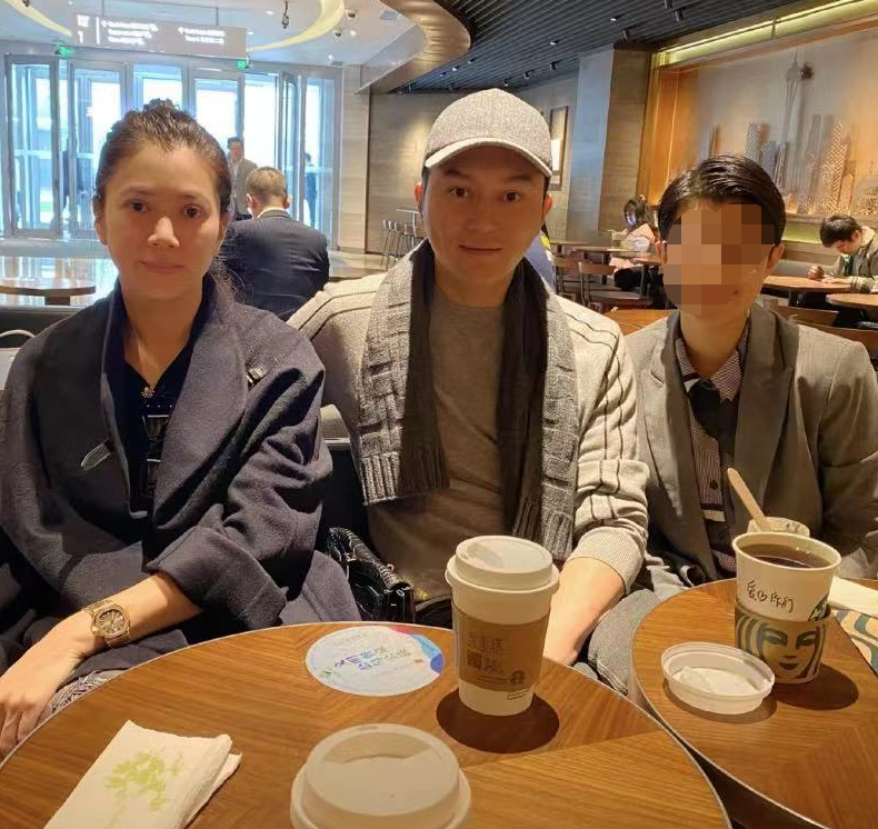 袁咏仪素颜逛街被求合照！眉清目秀个子超高，全身服装无一件名牌