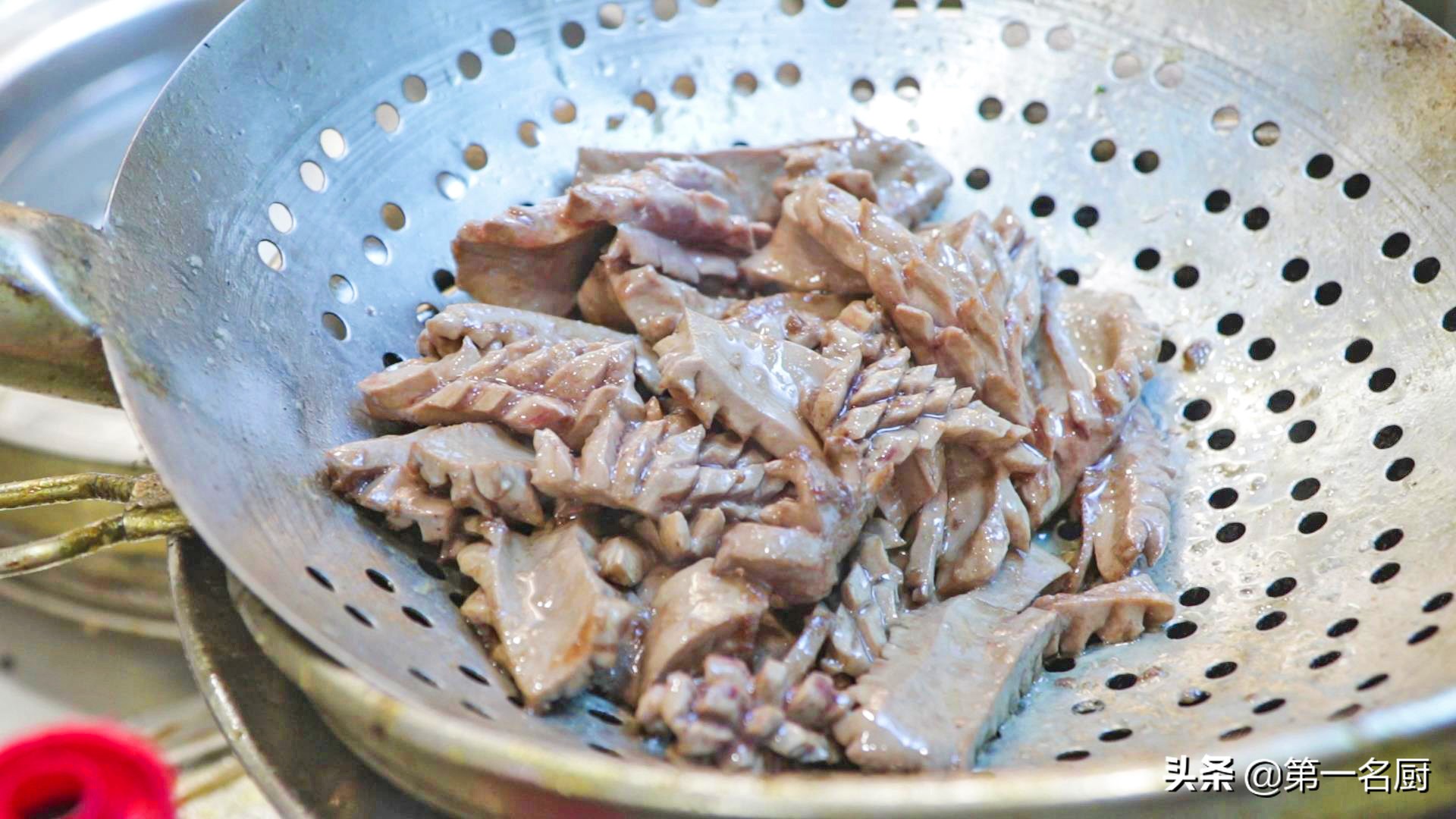 家常爆炒腰花的做法（两分钟教你做美味的家常爆炒腰花）