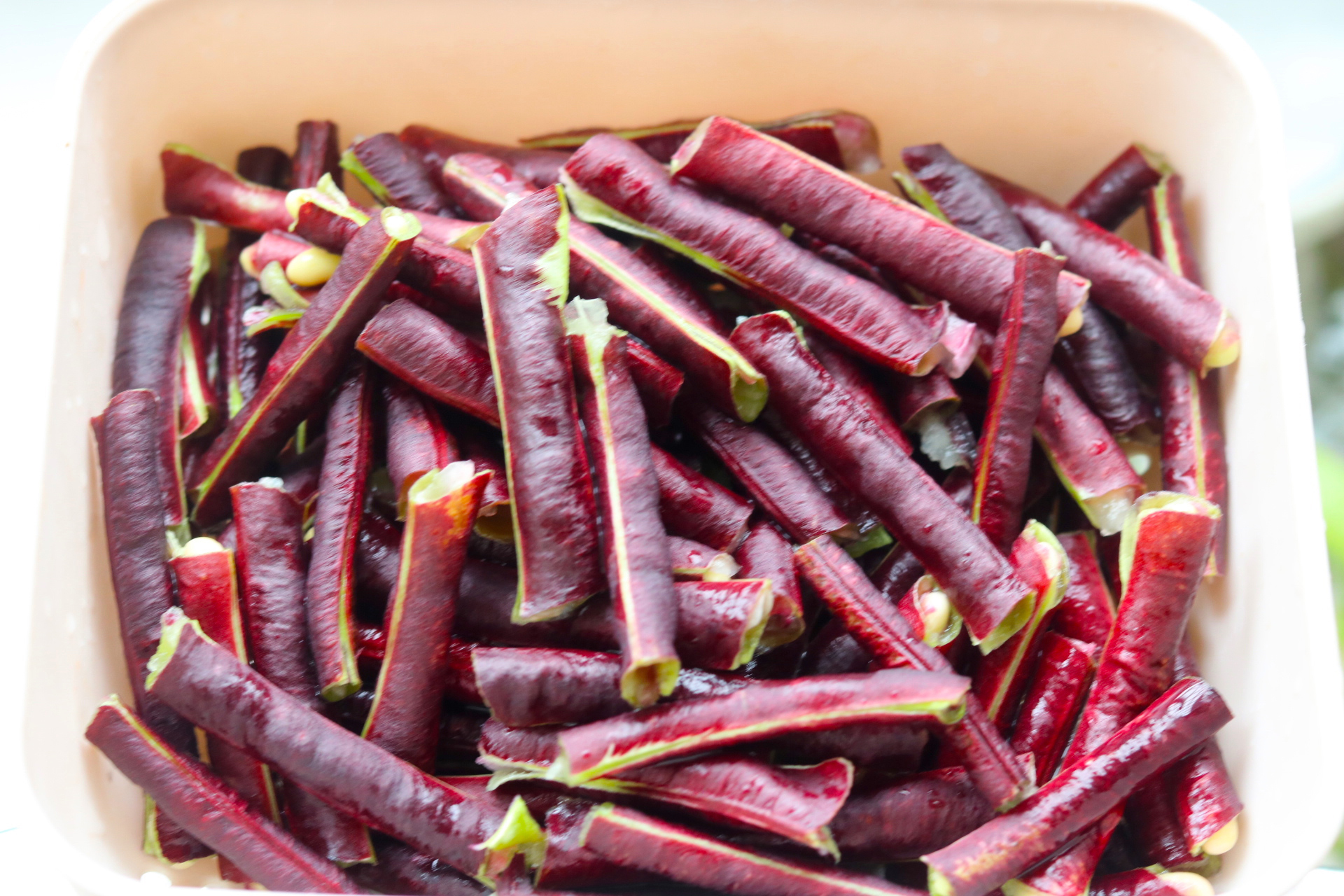 入秋后,红豆角2元1把,遇见抓紧吃,再不吃就下市了,焖肉特香