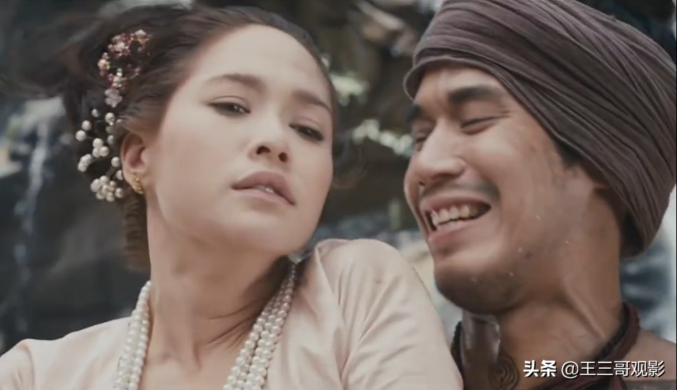 延用《罗生门》的故事情节,时代背景换到了泰国的大城王朝时期,由行脚