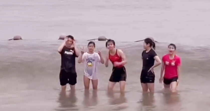 过瘾！全红婵去海边玩，故意站着让海浪冲，水里扑腾好像一条小鱼