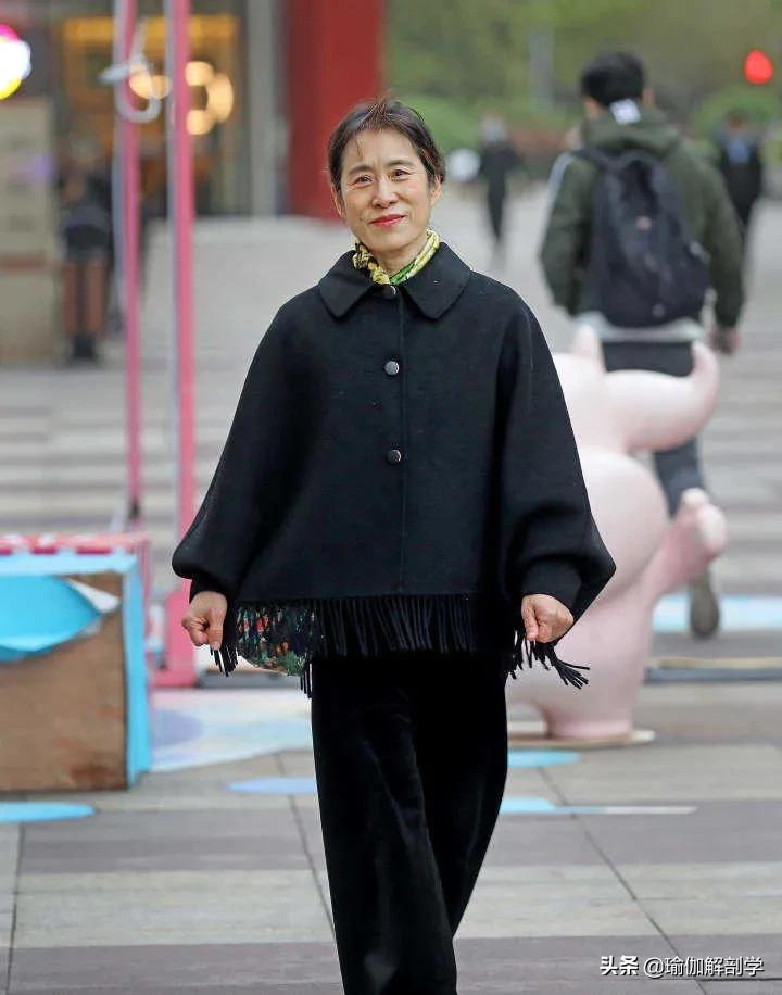 退休后当瑜伽教练，五年考了7张瑜伽证，这位杭州姐姐当真厉害