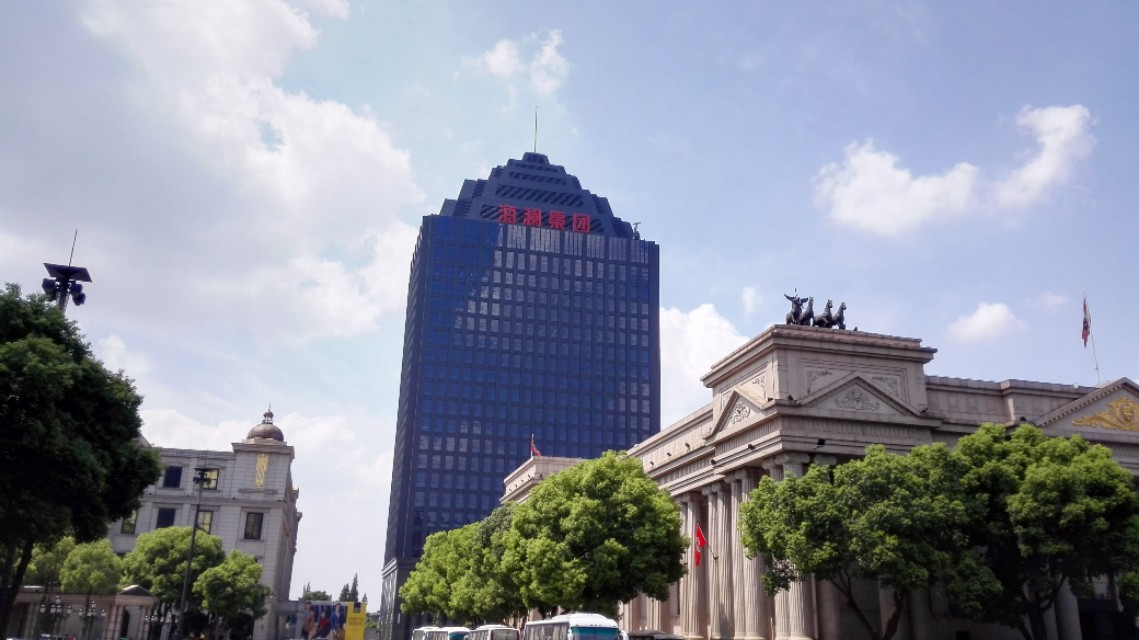 揭秘剪标衣服真相：为何品牌要剪掉商标？背后竟藏着这些行业秘密