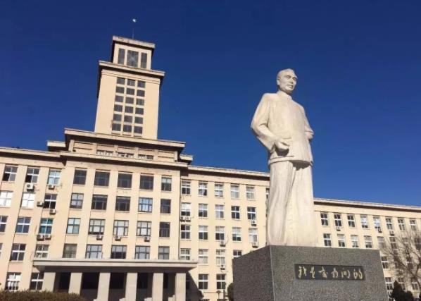 南开大学为学生提供夫妻宿舍，住宿费每年2400元，18对夫妻已入住