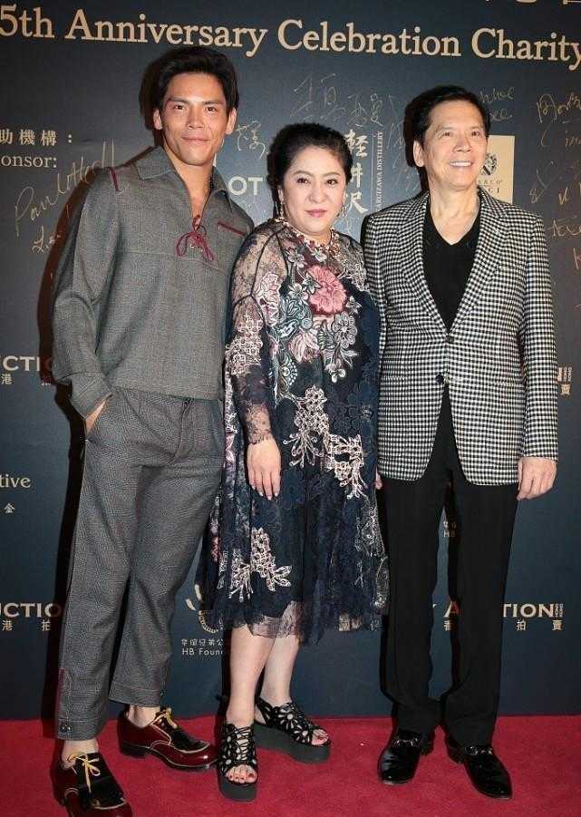向太的气场很难被超越，穿衣风格一直高贵华丽，霸气风范叫人羡慕