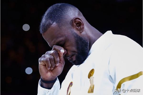 美国歧视黑人为什么nba(NBA种族歧视有多严重？绿军八连冠，庆功宴白人黑人必须分开用餐)