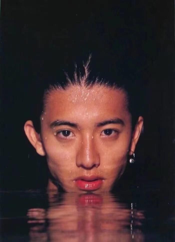 49岁木村拓哉永远是少年!被指颜值崩塌也无惧,西装革履更显帅气