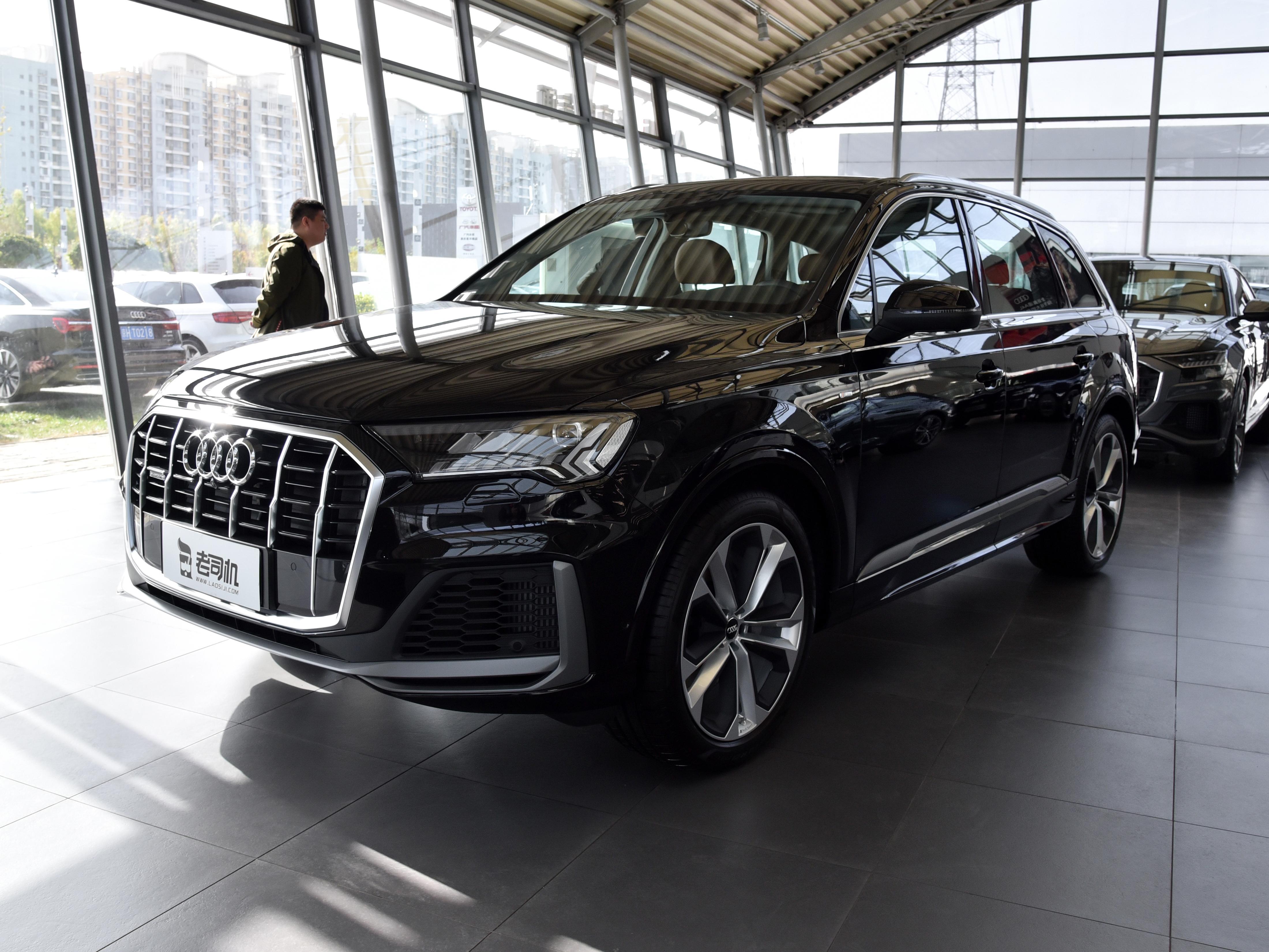 2016款奥迪Q7旗舰版豪华SUV，尽享尊贵驾乘体验