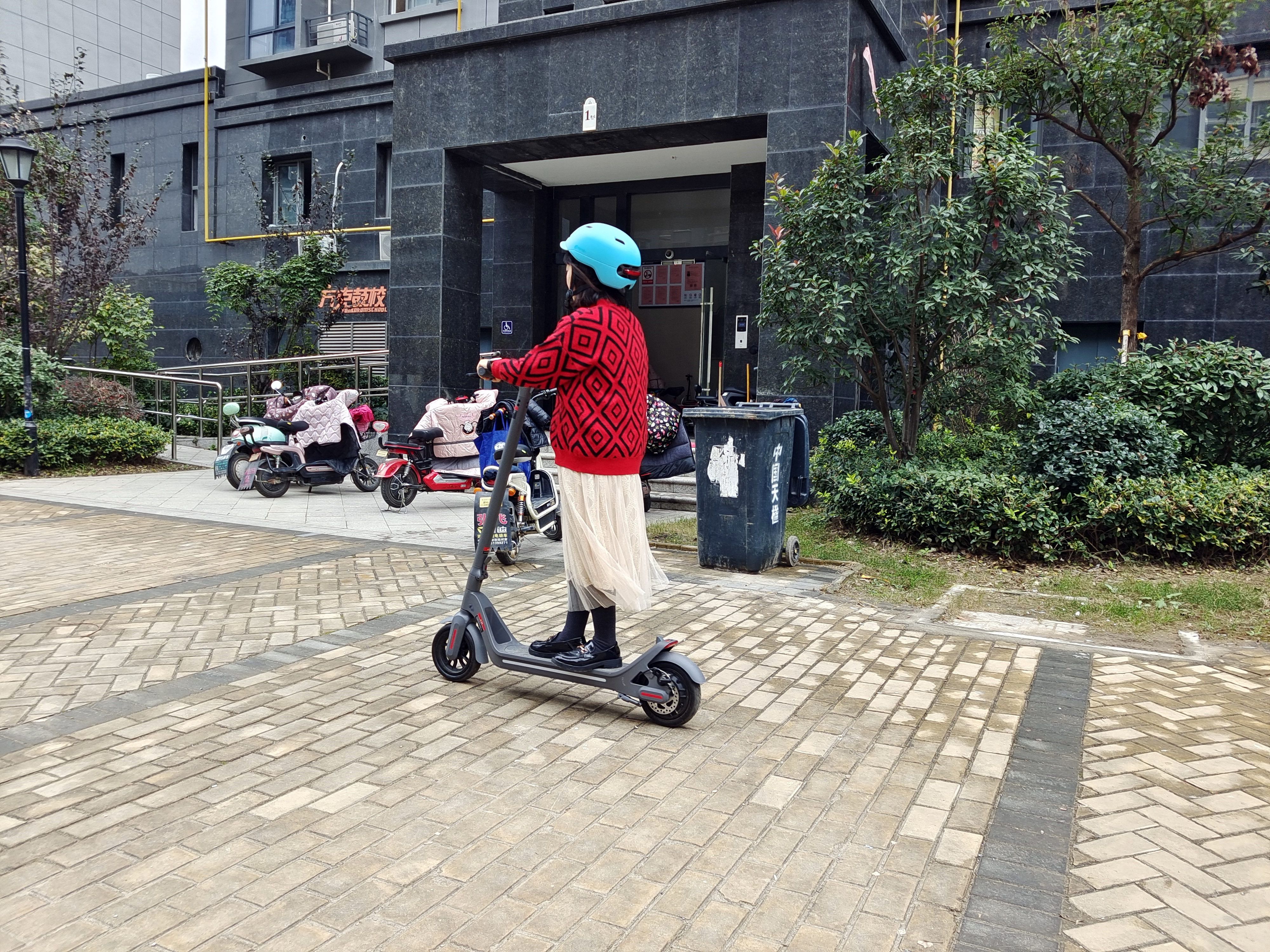 短途代步，首款鸿蒙滑板车，华为智选乐骑智能电动滑板车真香