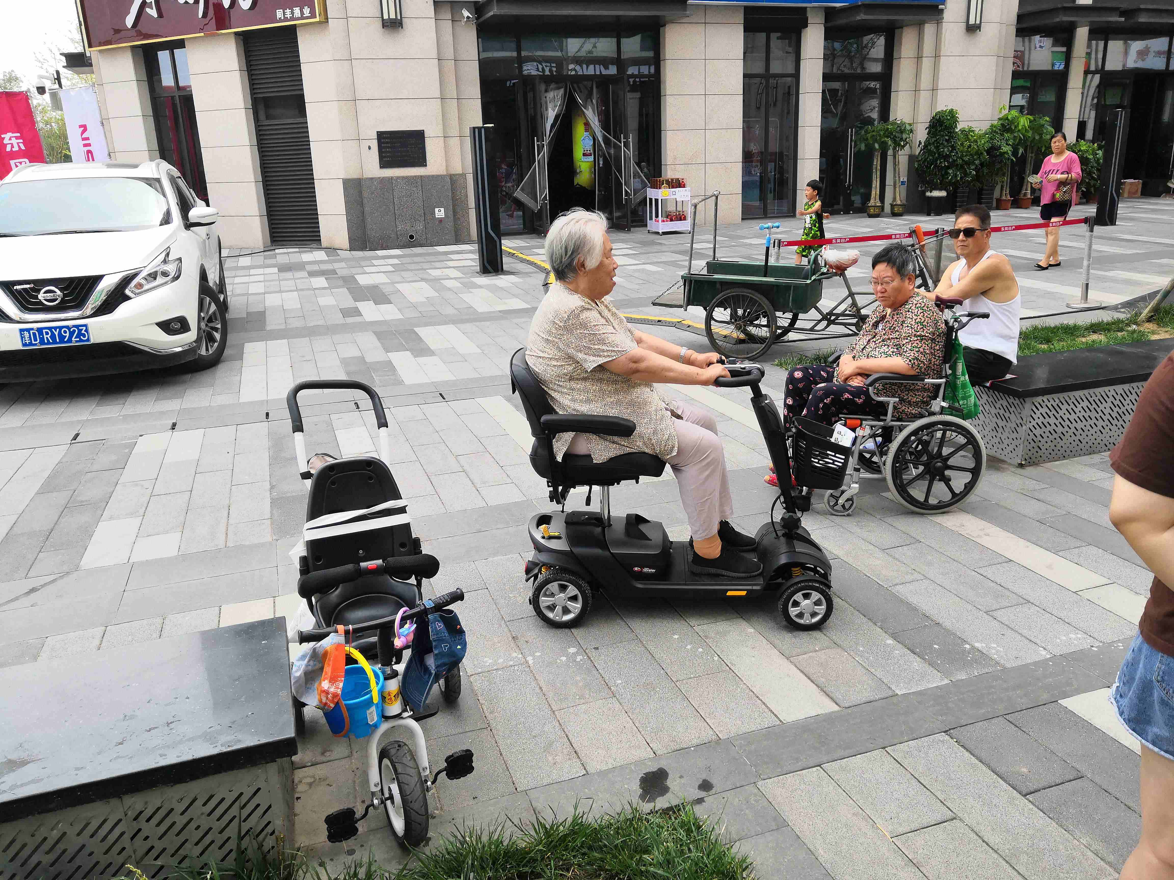 为什么老年人需要老年代步车?