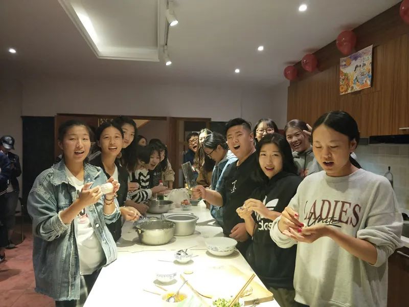 西北师范大学搞“毛线课”，众多学生纷纷报名，学生：没啥事玩呗