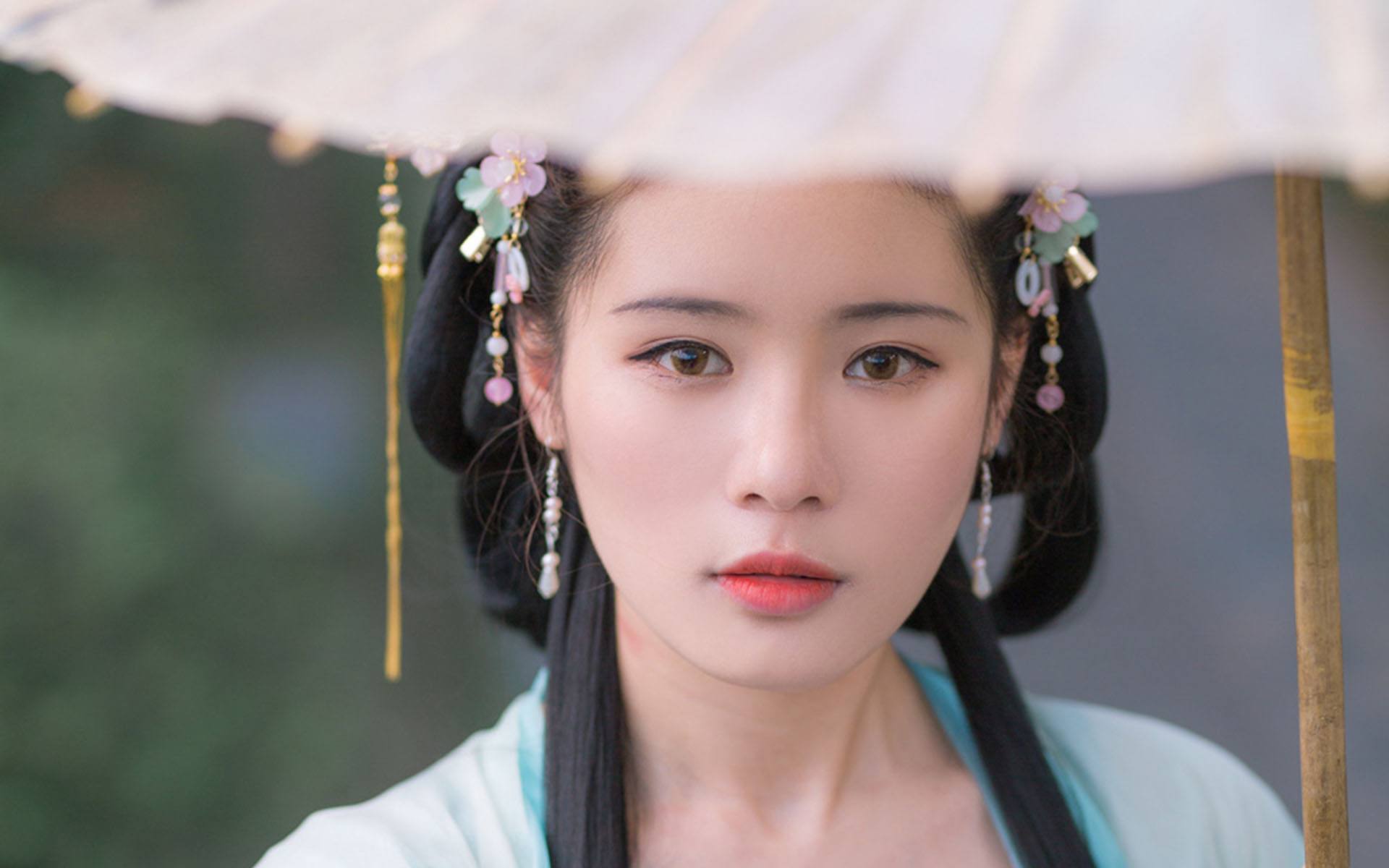 爱慕虚荣的四大星座女,会去攀比,追求名牌