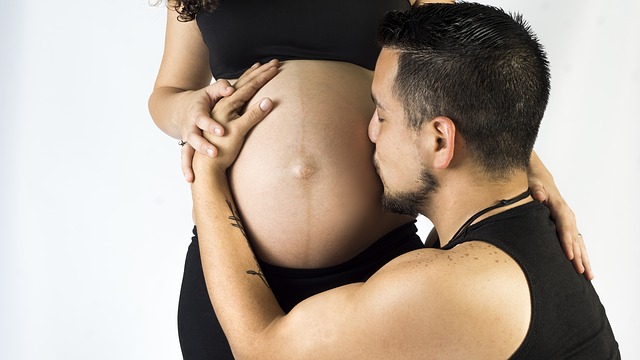 刚刚怀孕50天，怎样判断婴儿的性别？四大方法，越早知道越好