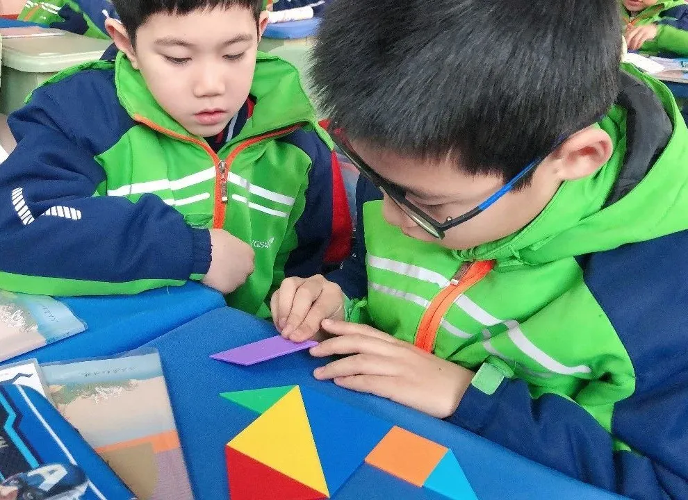 【寓教于乐】敕勒川绿地小学乌兰分校一年级开展玩转七巧板趣味拼搭活动