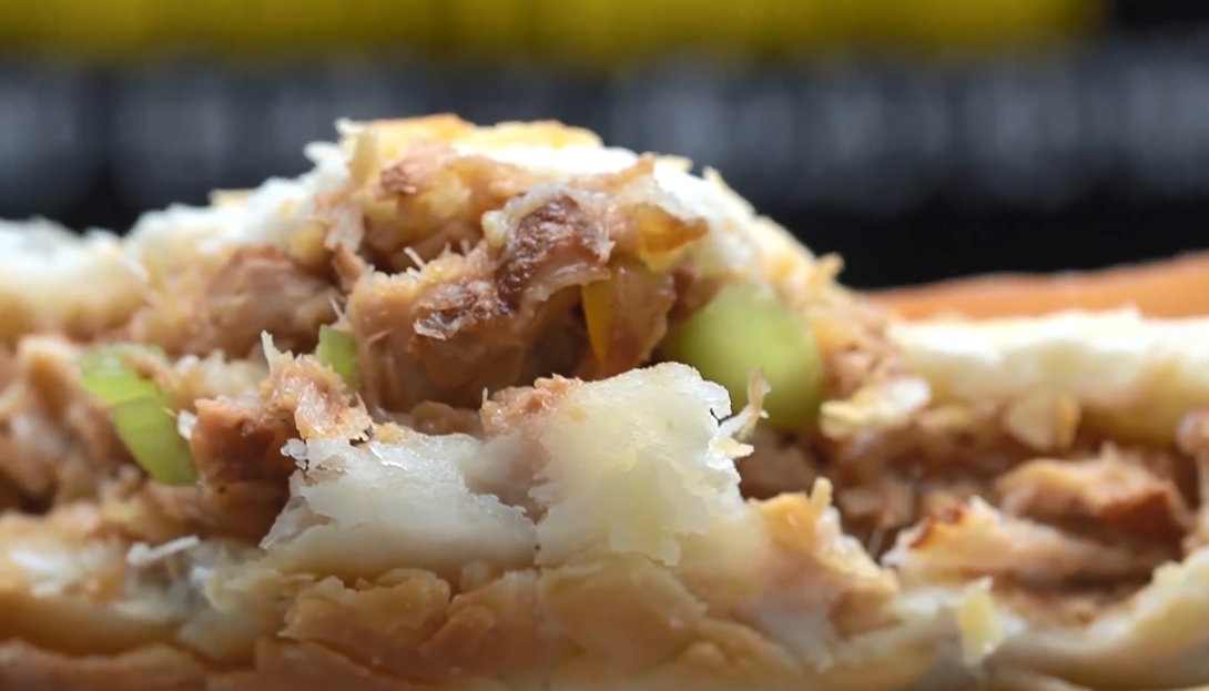 临沂大哥卖接地气小吃，一天120斤就是4盆，5元一个坚持9年不涨钱