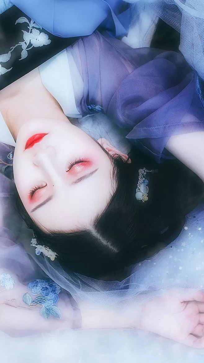 锦瑟无端迷雾里，伊人如梦影依稀
