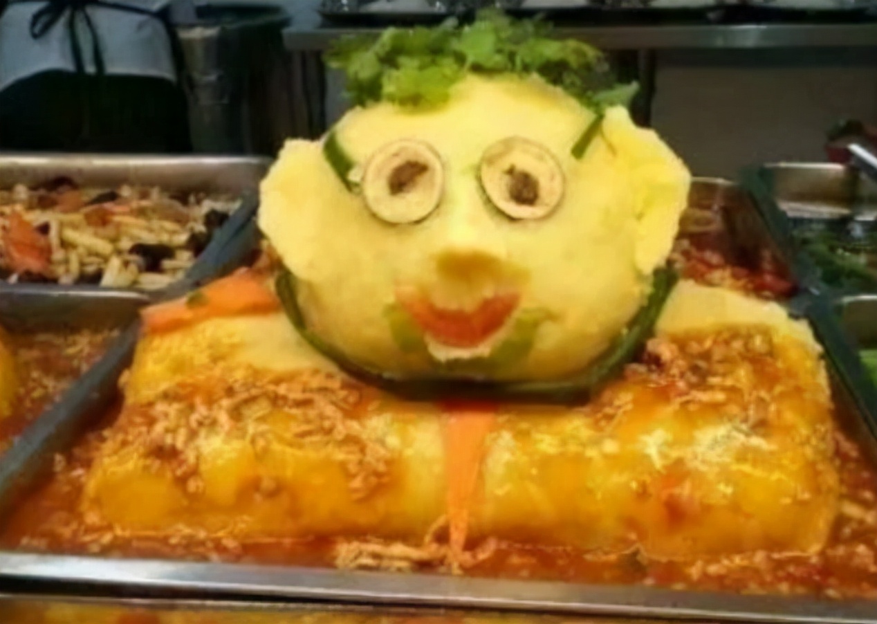 高校大学食堂火了，画风奇特引热议，学生：吃个饭好像要把人送走