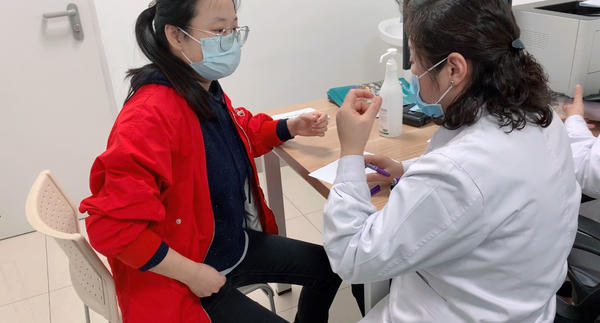 郑大一附院乳腺外科医生的一天怎么过？记者体验：查房、门诊、手术连轴转，医生一分钟喝下一瓶奶